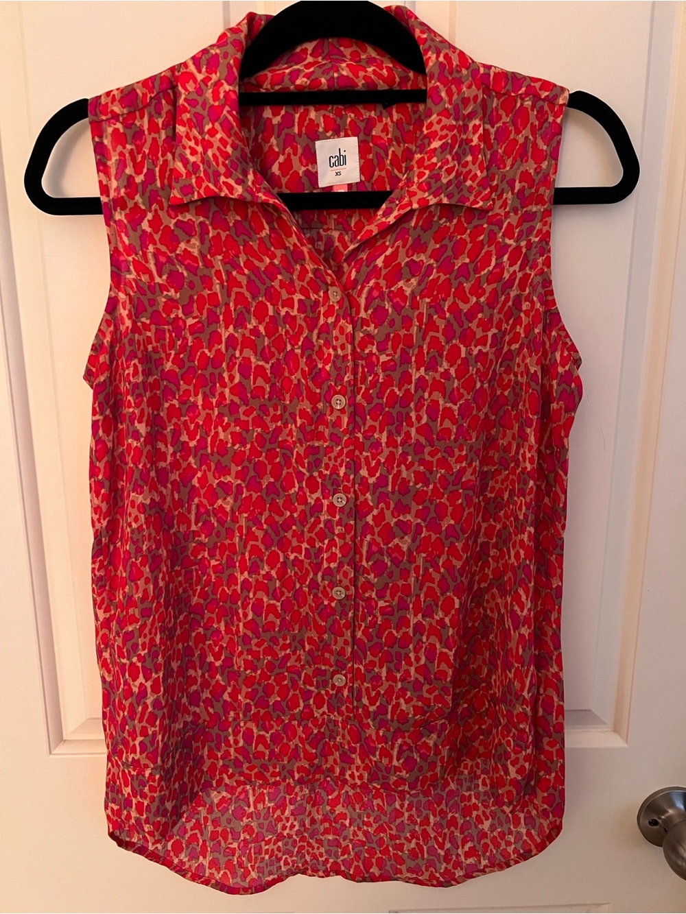 Cabi Sleeveless Button-Front Blouse in Red Print size XS